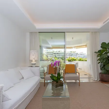 Lujoso Con Piscina En Paseo Maritimo Marbella