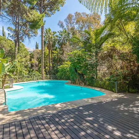 Lujoso Con Piscina En Paseo Maritimo Marbella