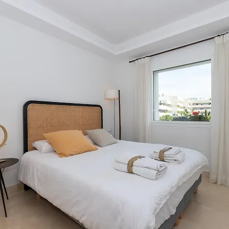 Lujoso Con Piscina En Paseo Maritimo