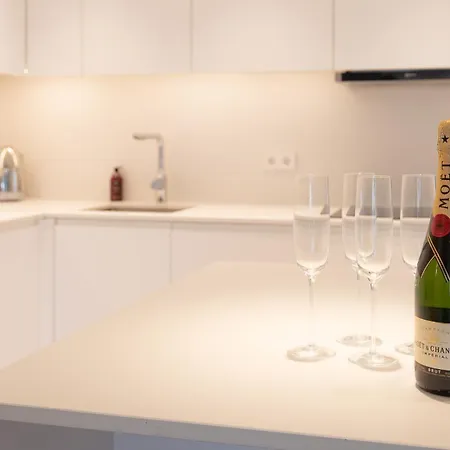 Lujoso Con Piscina En Paseo Maritimo מארבלה