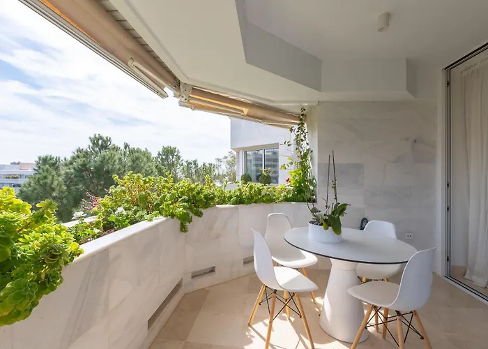 Lujoso Con Piscina En Paseo Maritimo Marbella