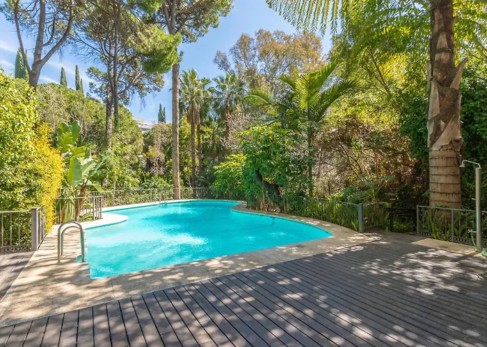 Lujoso Con Piscina En Paseo Maritimo Marbella