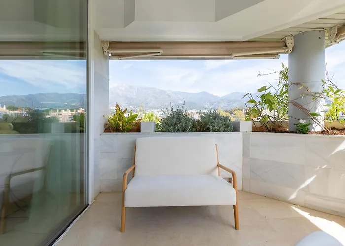 Lujoso Con Piscina En Paseo Maritimo Marbella